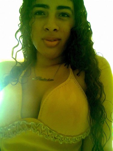 16 anos, estudante, linda e divertida, para mais informações: Follow / SIGA-ME OS BONS ;D