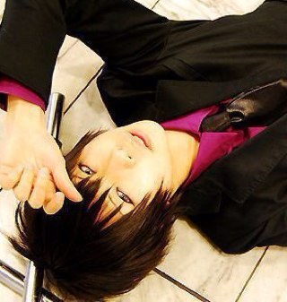 Hibari_Real's profile picture. Sou o líder do cômite de disciplina da consagrada escola Namimori. 10° guardião vongola. Baterei em todos até a morte, especialmente no Cavallone.