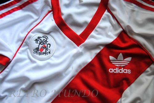 ''Que barato decir que es extraño no tocarte y sentirte hoy aquí, menos mal que ya entiendo mi tiempo, y lo espero sin mucho pedir..'' River, amor sin barreras