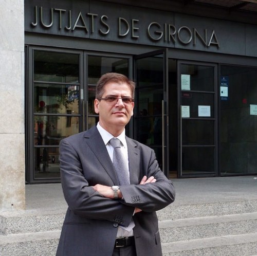 Procurador de los tribunales desde 1998 .