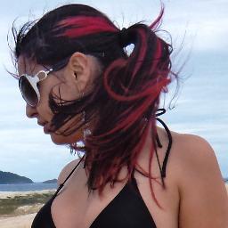 Sou viciada em gente.Adoro ficar sozinha.Mas eu vivo para sentir.Por isso,eu te peço.Me provoque.Me beije a boca.Me desafie.Me tire do sério.Me tire do tédio...