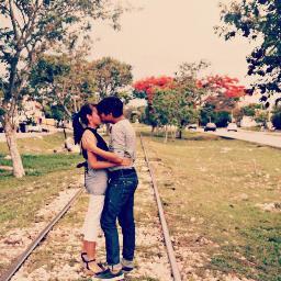 Amo a solo una persona, es el amor de mi vida, estando con ella no pido nada mas, TE AMO @aylinb97,eres el mejor novio y mejor amigo:*,te amo,att/@aylinb97