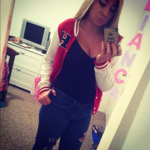 Im fun and sweet and love to have a good time. Follow me and you wont regreg it.:*