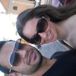 aqla q tm segredos ;aqla q ama ; aqla q é sonhadora ;aqla q tm amizades virtuais(mas q ñ deixam d ser reais);aqla que sorri sem motivo; q adoro a todos...