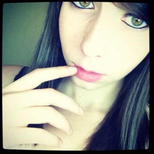 My sis Britt:)pretty/SINGLE/pireced/dancer/EDHS!!/outgoing,loud,sweet&funny:)dis chick can make ur day cuz she makes mine:)get dat # luv u sis -@shelly_cakes07