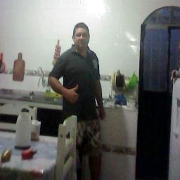A vida vai querer te derrubar,agora é você quem
escolhe se vai se levantar ou permanecer no chão.