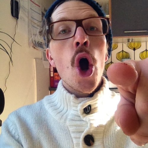 Initsugua's profile picture. Pappa, lover, drömmare, sångare, skojare, gymnasielärare i svenska och filosofi, och eskapist. Gillar att krydda grejer.