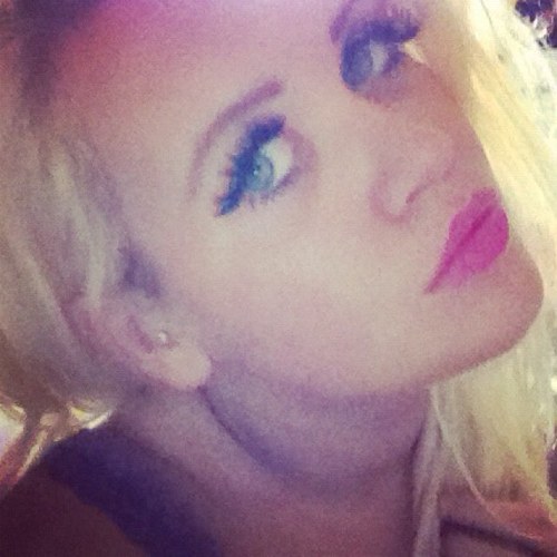 TV extra/model, soon to be mummy and very much in love 3