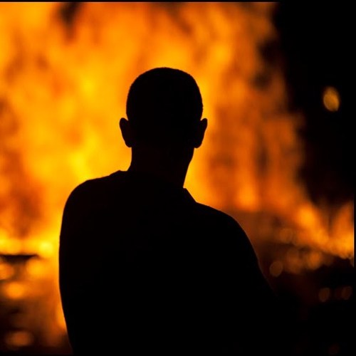 El amor es como el fuego; suelen ver antes el humo los que están fuera, que las llamas los que están dentro.
Jacinto Benavente