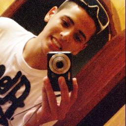 Aprendi a sorrir , porque chorar , eu ja nasci sabendo ;D ! http://t.co/rOLDlUg7Xc
