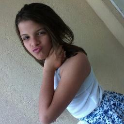 Minha vida se resume em cinco meninos: Liam,Niall,Zayn,Harry e Louis. Sou Directioner com orgulho :)