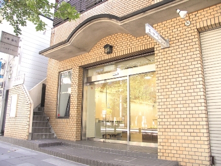 東京・千代田区九段にある貸しギャラリー。
面白い企画展、また応援したい企画展も
定期的にやっています。
市ヶ谷駅近くで靖国通り沿いという
毎日多くの人が行き交う恵まれた立地にあり
雰囲気の良いギャラリーです。
奥側は段下がりの造りになっています。