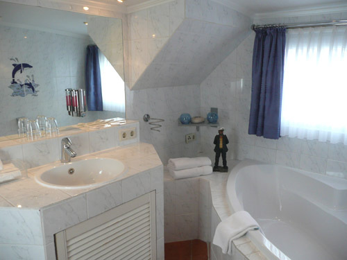 Hotels und Pensionen in Deutschland-Bremen-City online reservieren. HOTELGRUPPE KELBER BREMEN
Telfon +49(0)421/790300 http://t.co/QxaZrrMP24