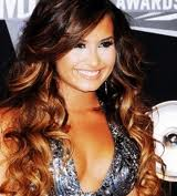 Gente eu amo a Demi tenho todos os CDS dela menos alguns pq eu não gosto de relembrar oque aconteceu com minha DIVA eu adoro muito ela penso só ela.......