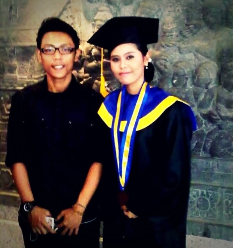 my life is simple,my life full of freedom and my life is @umi_khalifah ♥
