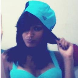 Uma  directioner que amam muito @OneDirection, cenouras, espelhos, gatos, duendes e vão exterminar todas as colheres do mundo um dia...
