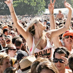 Estudante de Turismo que está desenvolvendo um projeto para a monografia sobre Eventos, em especial sobre festivais musicais http://t.co/BkPDrxzc6O