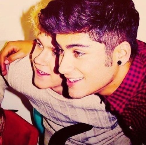 Follow me because if you dont your missing out!! and if u follow me u have to follow my other account @gottaB1D and.....IMMA EAT YOU OUT LIKE NANDOS!!