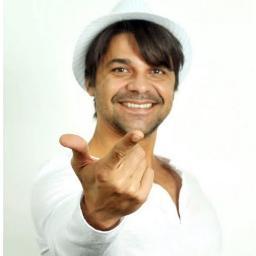 Sou cantor, compositor, moro em Caicó RN e agito muitos carnavais com a banda Sakulejo.