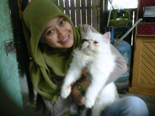 ermikhumairah's profile picture. Senyum itu enak dipandang, ngakak itu kebahagiaan. Syukur it senyum dan bahagia.