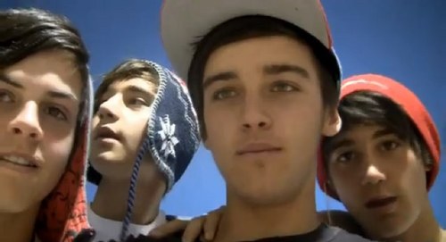 I luv Austin Mahone...hizz my angel!!!! Nd HIZ AMAZIN! 3Austin3Forevahhh3....i love the janoskianss tooooo 333
 nd I luv alex constancio!!! Thy bth rock!!