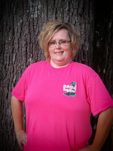 love dirt track racing ,nascar,listens to luke bryan,jason aldean,lady antabellum,miranda lambert