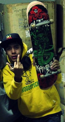 16,curto ir a academia,amo anda de  board, i love (pãodequejo)e(caffe).-kk se quizer saber mais follow-me (;