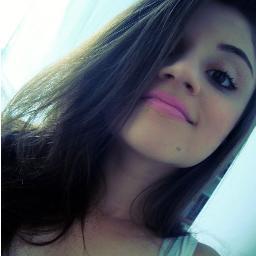 “Tudo me atinge, vejo demais, ouço demais, tudo exige demais de mim.”
—	Clarice Lispector.