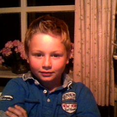 10 jaar , single , zoekt een jonge mooie vrouw om van het frysche landschap te genieten. Hoe vetter hoe better, en ik zit op voetbal. :D