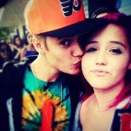 Justin me sigue y soy muy feliz, me ha enviado mensajes directos y me ha invitado a sus conciertos. :)