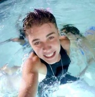 Il mio idolo...Bhe fotografa Zaini...lampade...paparelle...Insomma è + che normale per me!!E io lo amo!! @justinbieber