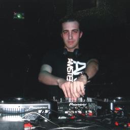 DJ/Productor de Scape, Diseñador Gráfico, Editor de Video, apasionado del Automovilismo, Videojuegos, MTB y Viajes.