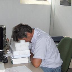 Esgrasiao con depresión por acoso laboral. Ingeniero fracasao. Mu feo, gafe, contrahecho,forever alone profesional. Amante del arte,lectura  y citas famosas.