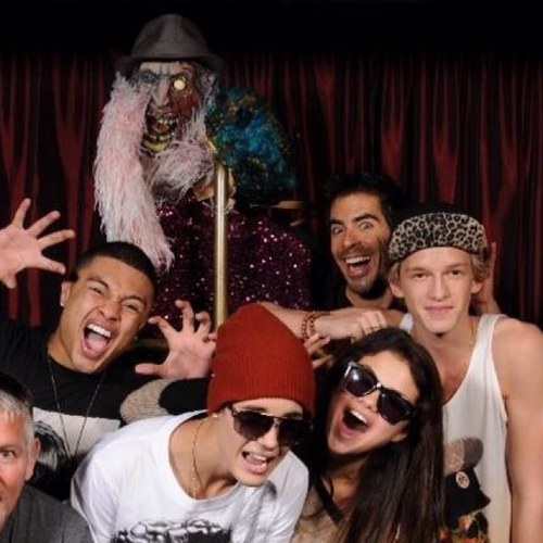 JustinBiebsRPx's profile picture. Justin. 18. Single. Looking-ish. {RolePlayAccount}