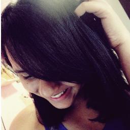 Sou uma menina cheia de sonhos, decepções e anseios.Posso não ser rodeada de amigos, mas sei valorizar cada detalhe daqueles que tenho.