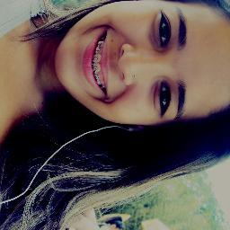 Estou aqui é pra viver, cair, aprender, levantar e seguir em frente. Sou isso hoje. Amanhã, já me reinventei. Reinvento-me sempre que a vida pede um pouco mais