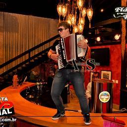 cantor ,compositor ,instrumentista. Uma pessoa que crê muito em Deus ,e grata por sua família.