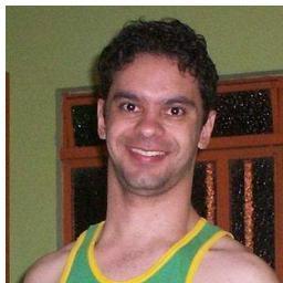 Jogador de futebol de base sub 20, atleta semi-profissional.