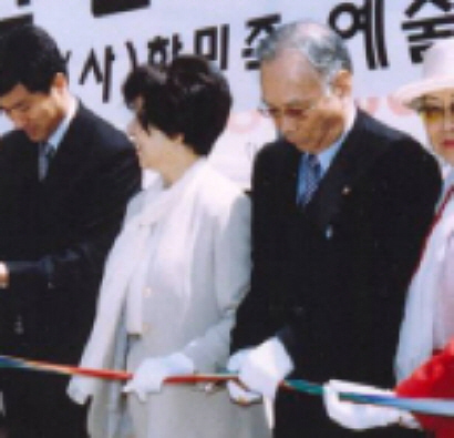 관료주의 파괴자. 나태하고 기생적이며 퉁명스러운 공무원을 색출해 추방시켜야 새 시대가 열린다. 모두들 명심하시라.