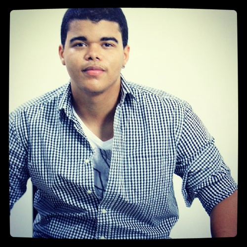 Karateca , estudante , Sorridente , sempre tranquilo , de bem com a vida e com alguns Sonhos .. e que vou alcança-los :D