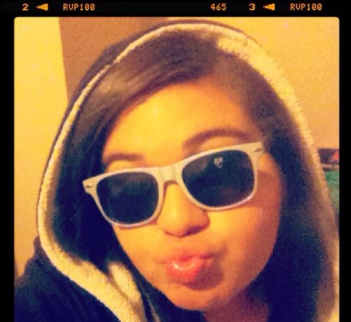 My name is kelly im 16 in funny cute and i like to have fun with freinds and i like to make new freinds so plz follow and ill follow u back!!!