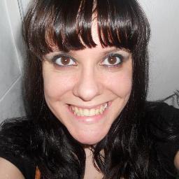 hola soy una loca  galleguiña de 27 años que le encanta escribir, leer y escuchar buena musica de todo tipo