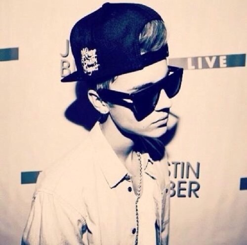 He makes us stronger and makes us believe in our dreams. Dear Justin, you're my hellalujah.