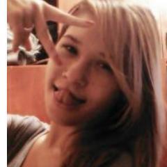 Ela tem força,
Ela tem sensibilidade,
Ela é guerreira,
Ela é uma deusa,
Ela é mulher de verdade♪.