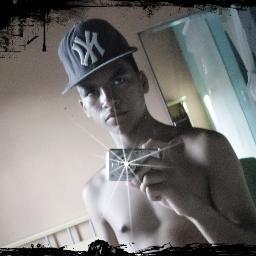 Gostoo de jogar futebol , tomaar banho de praia . curtii com os amiigos !! :))