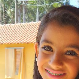 Sou uma blogueira de 10 anos , que agora com o twitter fica muito mais fácil , falar com minhas fãs , que não são muitas mais não são , poucas : )