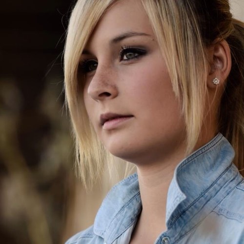 Sängerin & Songwriterin, war Musikerin & Talent bei The Voice of Germany