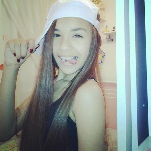 A menina que usava o all star
tradicionall e uma bermuda brega,
mais que hoje solta seus cabelos e
desfila pra causar inveja.!!!!!!