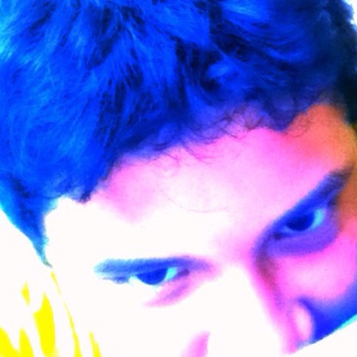 divertido..! con sentido del humor :D hablo inglea y español .! and i just use twitter in my ipod ⛄