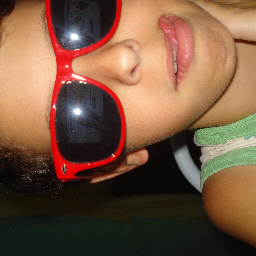 Não ligo k me olhem da Cabeça aos Pés.Por q nunca farão a minha Cabeça e...Nunca chegarão aos meus Pés!!